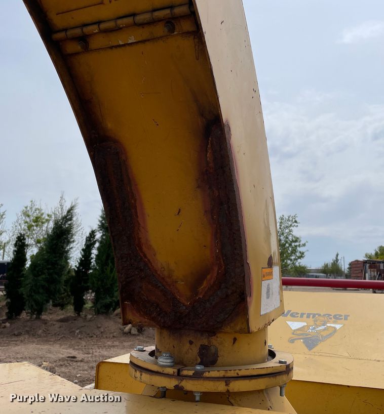 image for item DN4643 2004 Vermeer BC1400XL  wood chipper