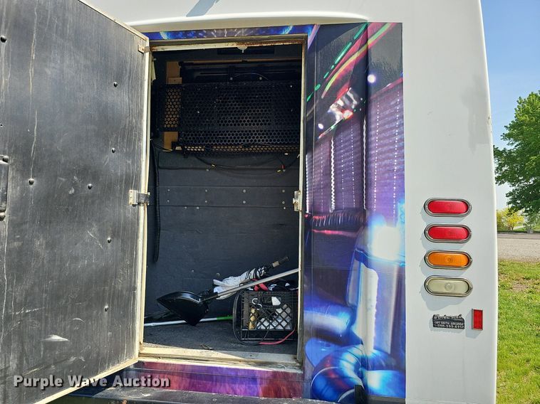 image for item DO4390 2006 GMC C5500  party bus