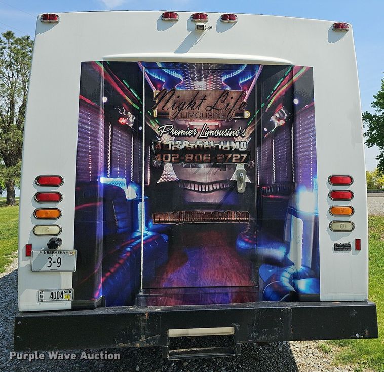 image for item DO4390 2006 GMC C5500  party bus