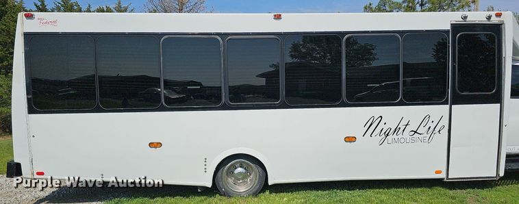 image for item DO4390 2006 GMC C5500  party bus