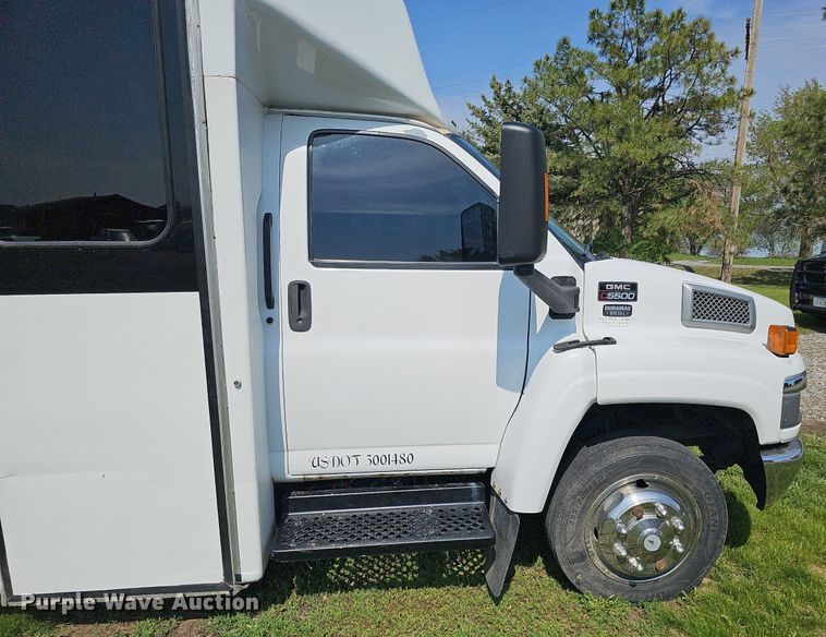 image for item DO4390 2006 GMC C5500  party bus