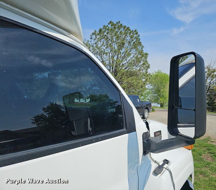 image for item DO4390 2006 GMC C5500  party bus