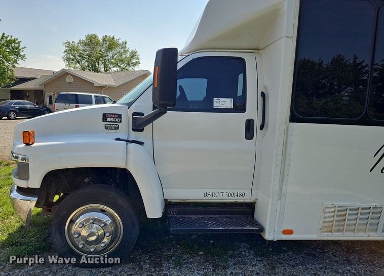 image for item DO4390 2006 GMC C5500  party bus