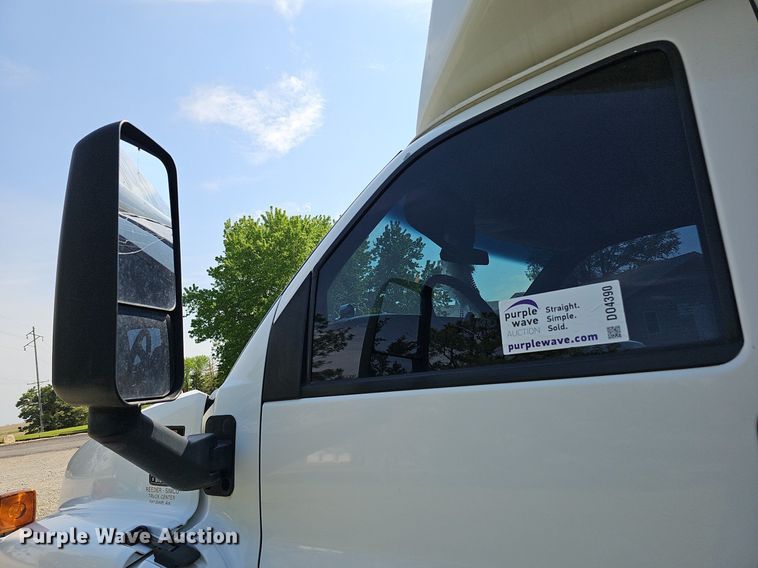 image for item DO4390 2006 GMC C5500  party bus