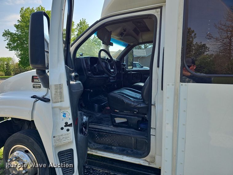 image for item DO4390 2006 GMC C5500  party bus