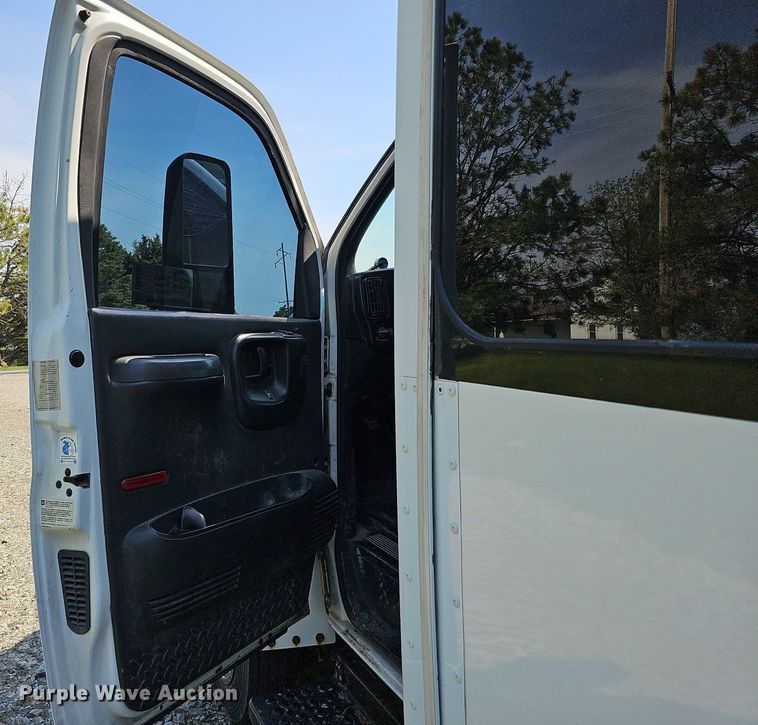 image for item DO4390 2006 GMC C5500  party bus