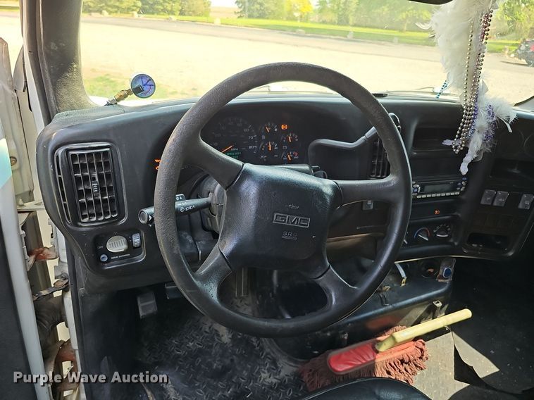 image for item DO4390 2006 GMC C5500  party bus