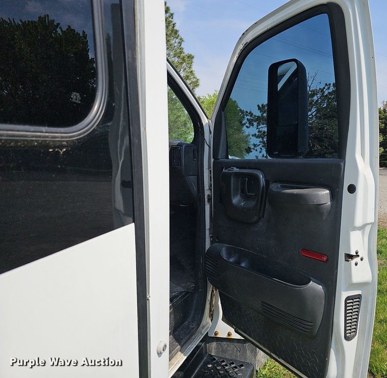 image for item DO4390 2006 GMC C5500  party bus
