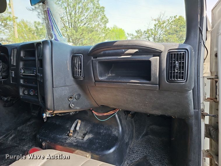 image for item DO4390 2006 GMC C5500  party bus