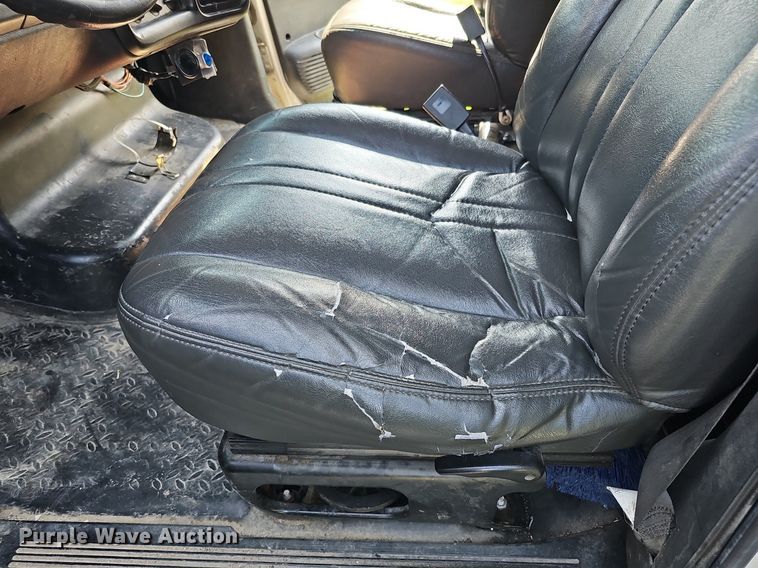 image for item DO4390 2006 GMC C5500  party bus