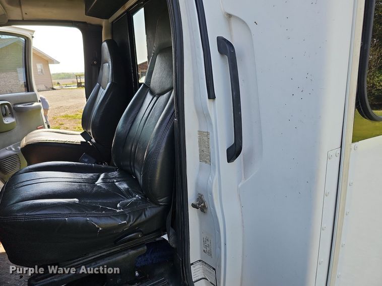 image for item DO4390 2006 GMC C5500  party bus