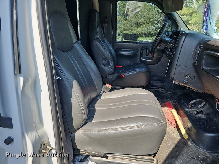 image for item DO4390 2006 GMC C5500  party bus