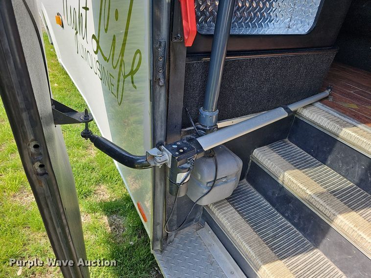 image for item DO4390 2006 GMC C5500  party bus