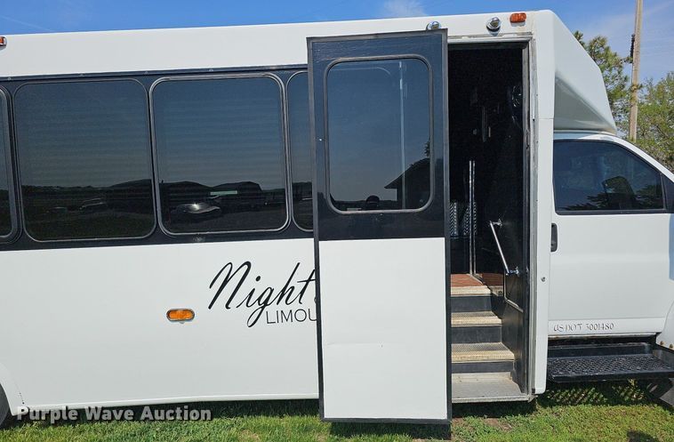 image for item DO4390 2006 GMC C5500  party bus