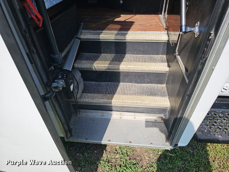 image for item DO4390 2006 GMC C5500  party bus