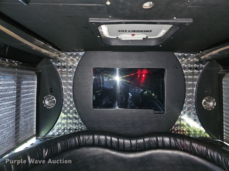 image for item DO4390 2006 GMC C5500  party bus