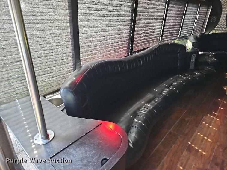 image for item DO4390 2006 GMC C5500  party bus