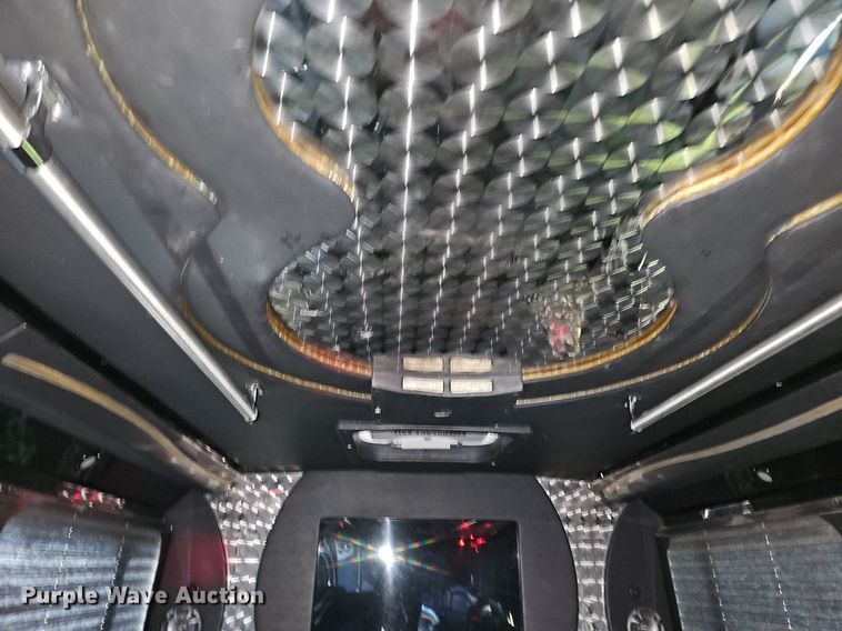 image for item DO4390 2006 GMC C5500  party bus