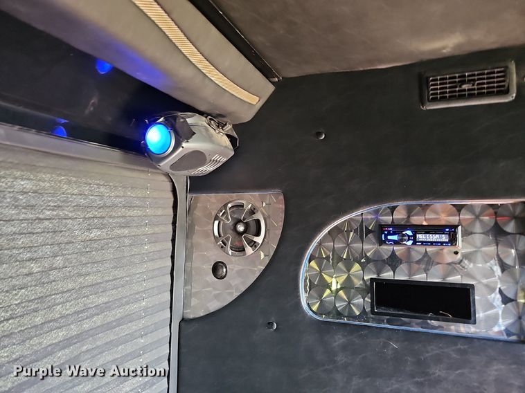 image for item DO4390 2006 GMC C5500  party bus