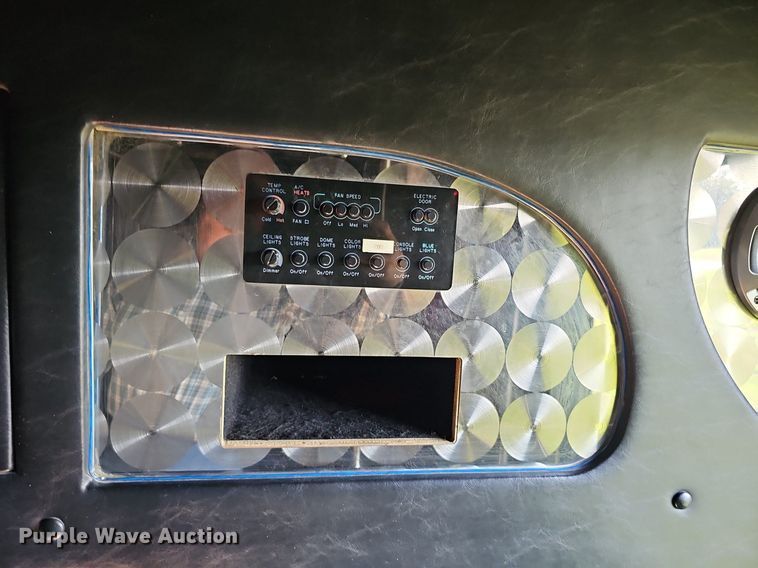 image for item DO4390 2006 GMC C5500  party bus