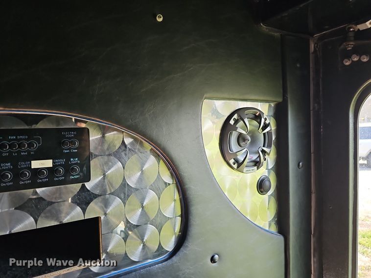 image for item DO4390 2006 GMC C5500  party bus