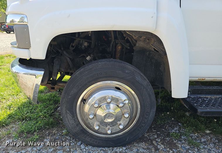 image for item DO4390 2006 GMC C5500  party bus