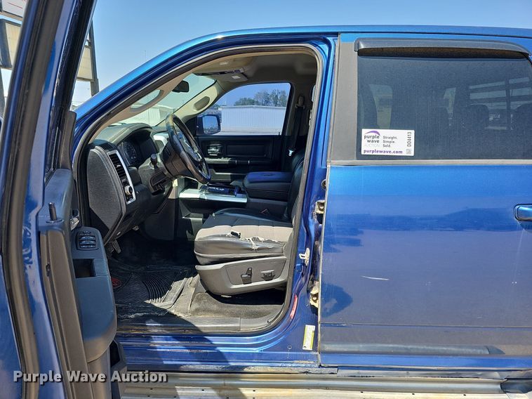 image for item DO4413 2009 Dodge Ram 1500  Crew Cab flatbed pickup truck