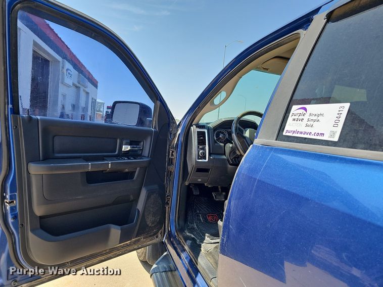 image for item DO4413 2009 Dodge Ram 1500  Crew Cab flatbed pickup truck