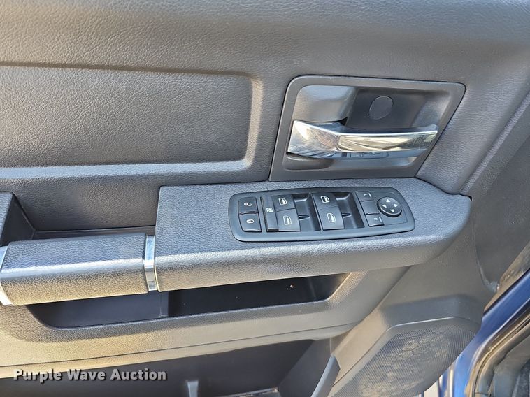 image for item DO4413 2009 Dodge Ram 1500  Crew Cab flatbed pickup truck