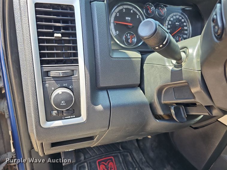 image for item DO4413 2009 Dodge Ram 1500  Crew Cab flatbed pickup truck