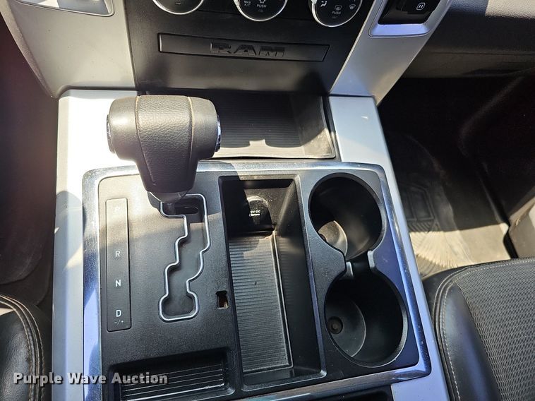 image for item DO4413 2009 Dodge Ram 1500  Crew Cab flatbed pickup truck