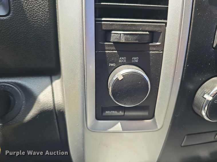 image for item DO4413 2009 Dodge Ram 1500  Crew Cab flatbed pickup truck