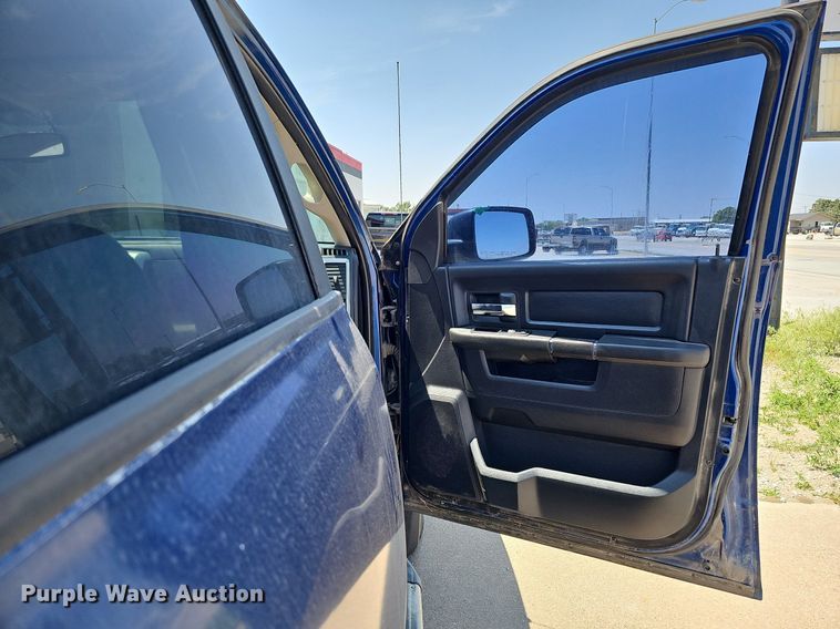 image for item DO4413 2009 Dodge Ram 1500  Crew Cab flatbed pickup truck