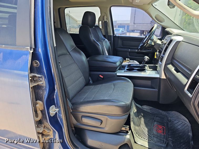 image for item DO4413 2009 Dodge Ram 1500  Crew Cab flatbed pickup truck