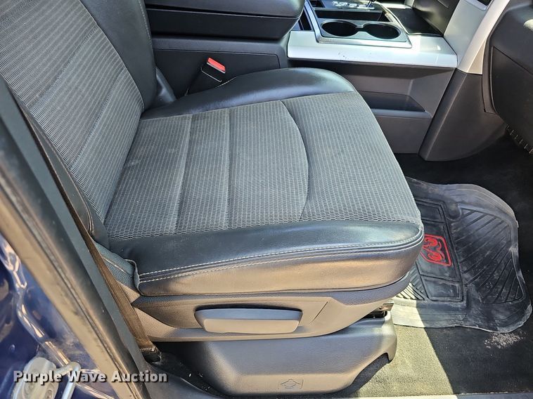 image for item DO4413 2009 Dodge Ram 1500  Crew Cab flatbed pickup truck