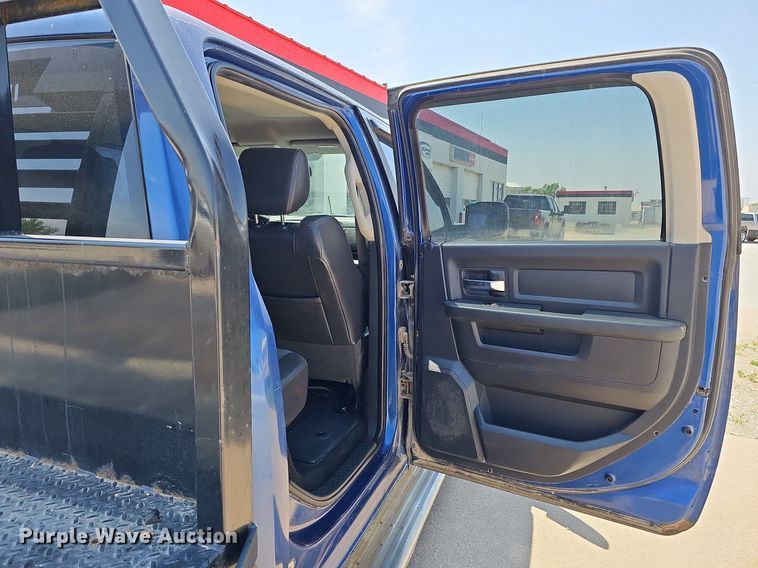 image for item DO4413 2009 Dodge Ram 1500  Crew Cab flatbed pickup truck