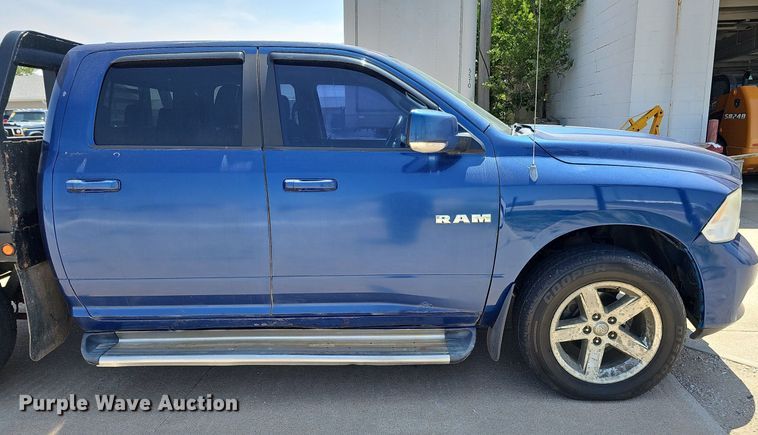 image for item DO4413 2009 Dodge Ram 1500  Crew Cab flatbed pickup truck