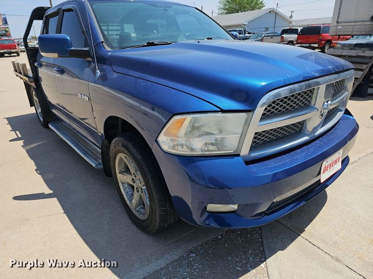 image for item DO4413 2009 Dodge Ram 1500  Crew Cab flatbed pickup truck