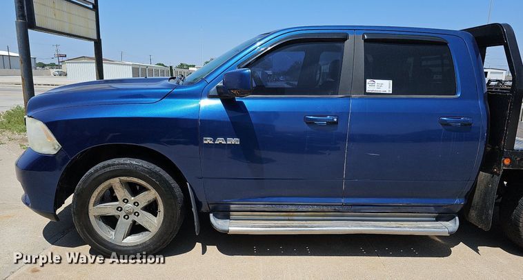 image for item DO4413 2009 Dodge Ram 1500  Crew Cab flatbed pickup truck