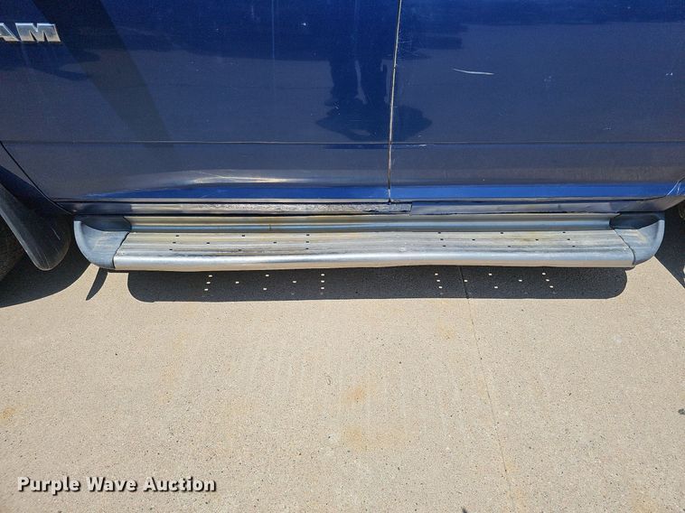 image for item DO4413 2009 Dodge Ram 1500  Crew Cab flatbed pickup truck