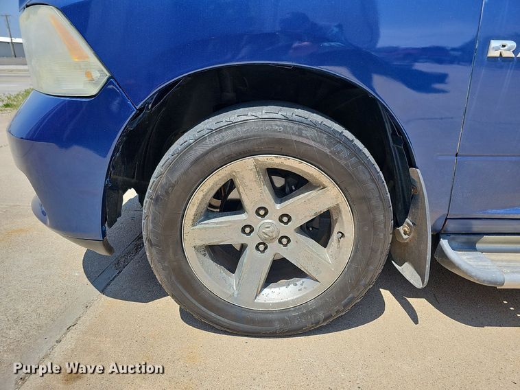 image for item DO4413 2009 Dodge Ram 1500  Crew Cab flatbed pickup truck