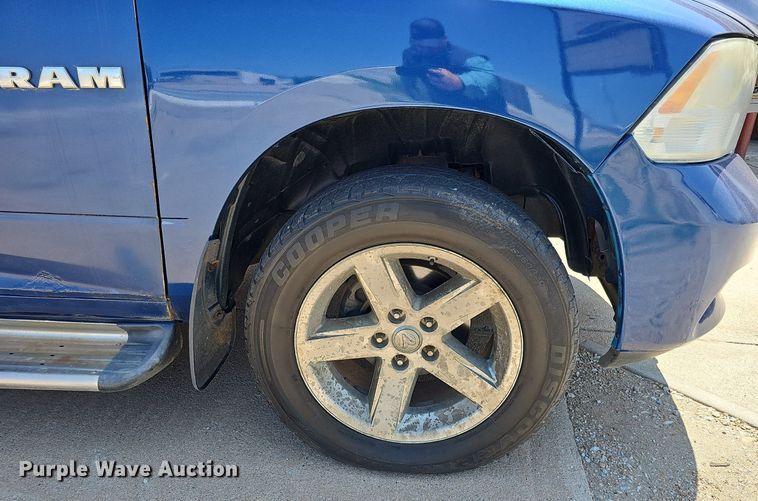 image for item DO4413 2009 Dodge Ram 1500  Crew Cab flatbed pickup truck