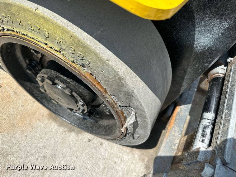 image for item DO4933 Yale GLC050VXNDAE085  forklift