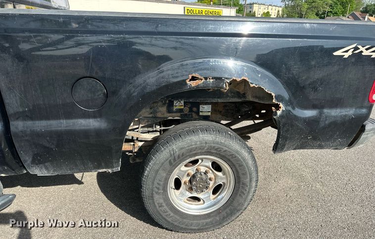 image for item DO4956 2004 Ford F250 Super Duty  Crew Cab pickup truck