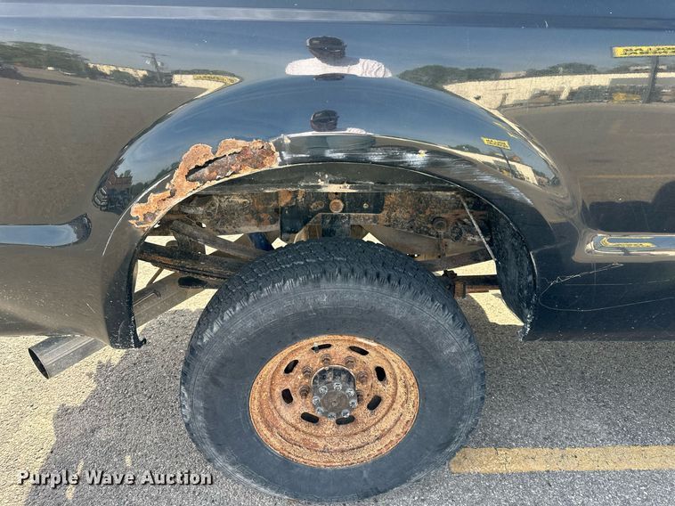 image for item DO4956 2004 Ford F250 Super Duty  Crew Cab pickup truck