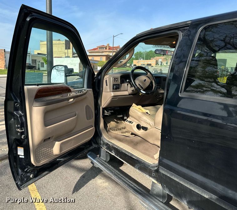 image for item DO4956 2004 Ford F250 Super Duty  Crew Cab pickup truck