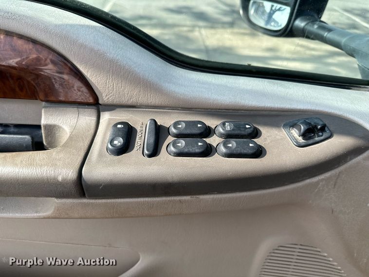 image for item DO4956 2004 Ford F250 Super Duty  Crew Cab pickup truck