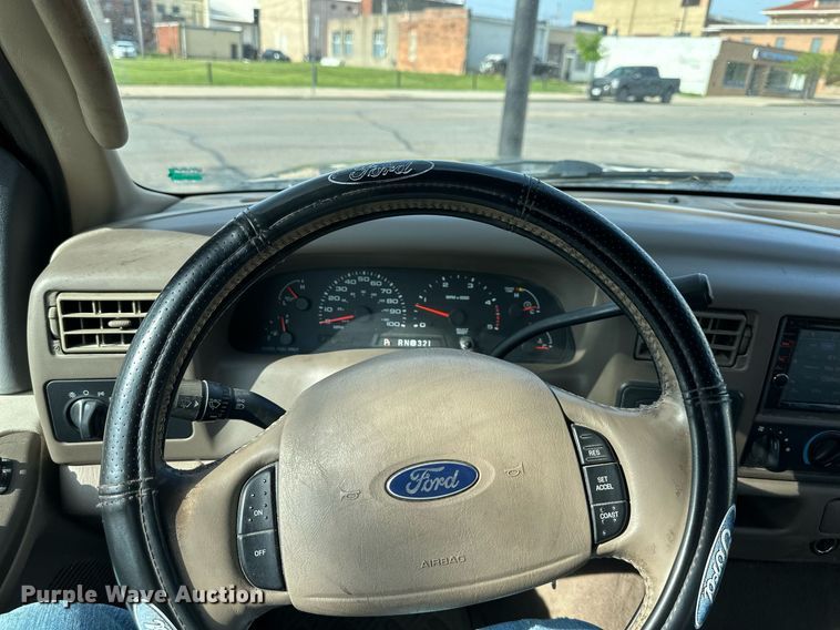 image for item DO4956 2004 Ford F250 Super Duty  Crew Cab pickup truck