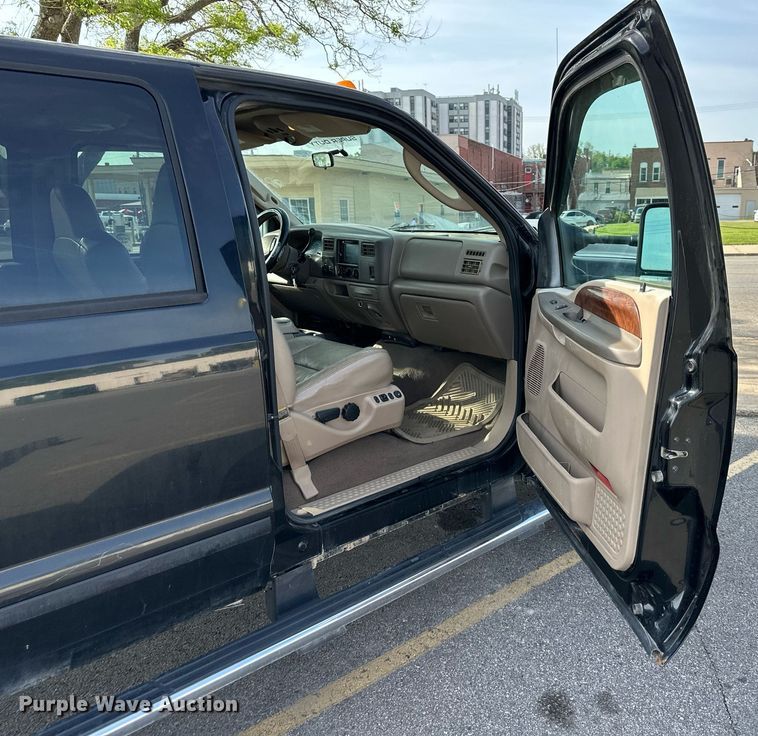 image for item DO4956 2004 Ford F250 Super Duty  Crew Cab pickup truck