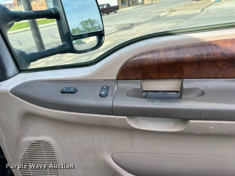 image for item DO4956 2004 Ford F250 Super Duty  Crew Cab pickup truck